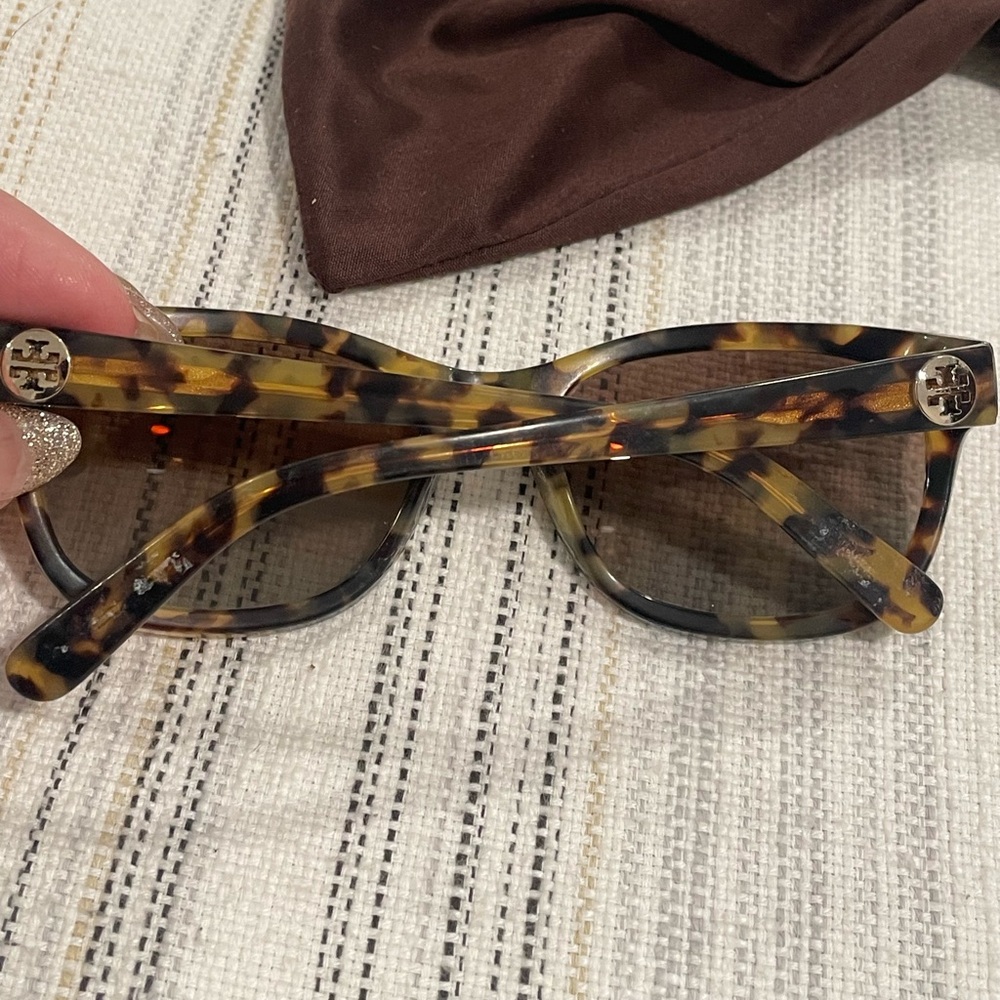 Tory Burch polarized tortoise sunglasses - Picture 2 of 5